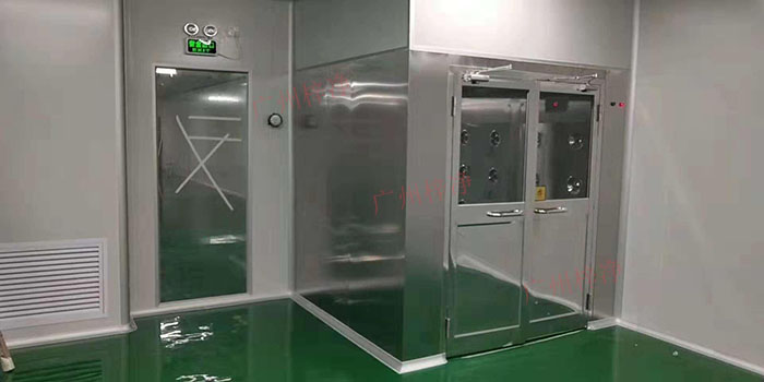 對于風淋室，通常安裝在人員進出潔凈室的主要通道上