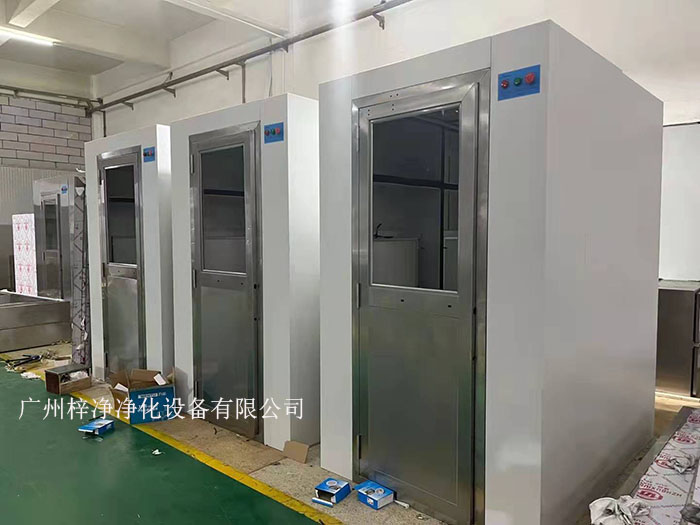風淋室作為潔凈室的人身凈化裝置，對于維持潔凈室的潔凈度至關重要。