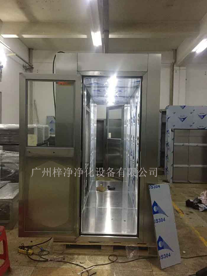 風(fēng)淋室的主要目的是為了對人體進(jìn)行空氣凈化 風(fēng)淋室的主要目的是為了對人體進(jìn)行空氣凈化