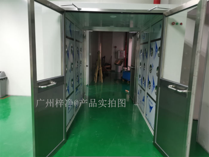 貨淋室則是為了對貨物進(jìn)行空氣凈化,防止貨物在搬運(yùn)過程中攜帶的塵埃污染產(chǎn)品或工作環(huán)境 貨淋室則是為了對貨物進(jìn)行空氣凈化,防止貨物在搬運(yùn)過程中攜帶的塵埃污染產(chǎn)品或工作環(huán)境